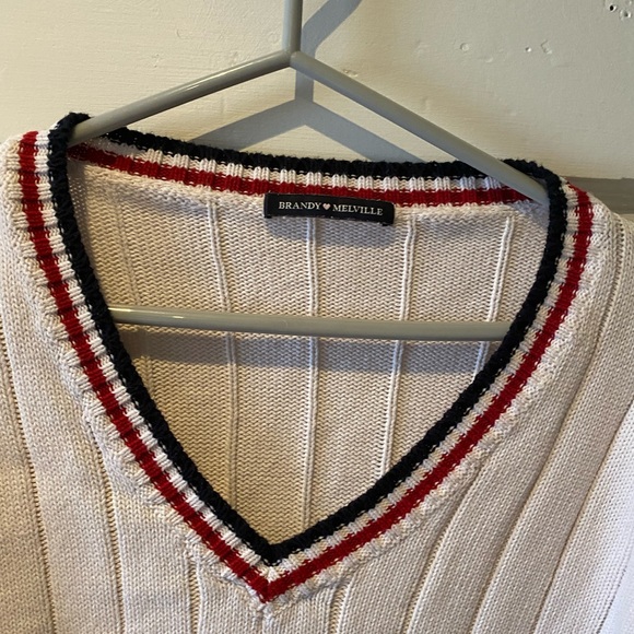 Brandy Melville cropped v-neck sweater O/S - Picture 2 of 5